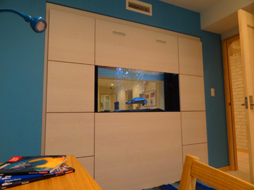 リビングと子供部屋を水槽でパーテーション